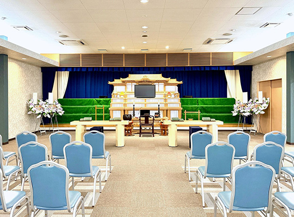 式場 白木祭壇と椅子席を備えたアトラス大田原りんどう式場の葬儀式場